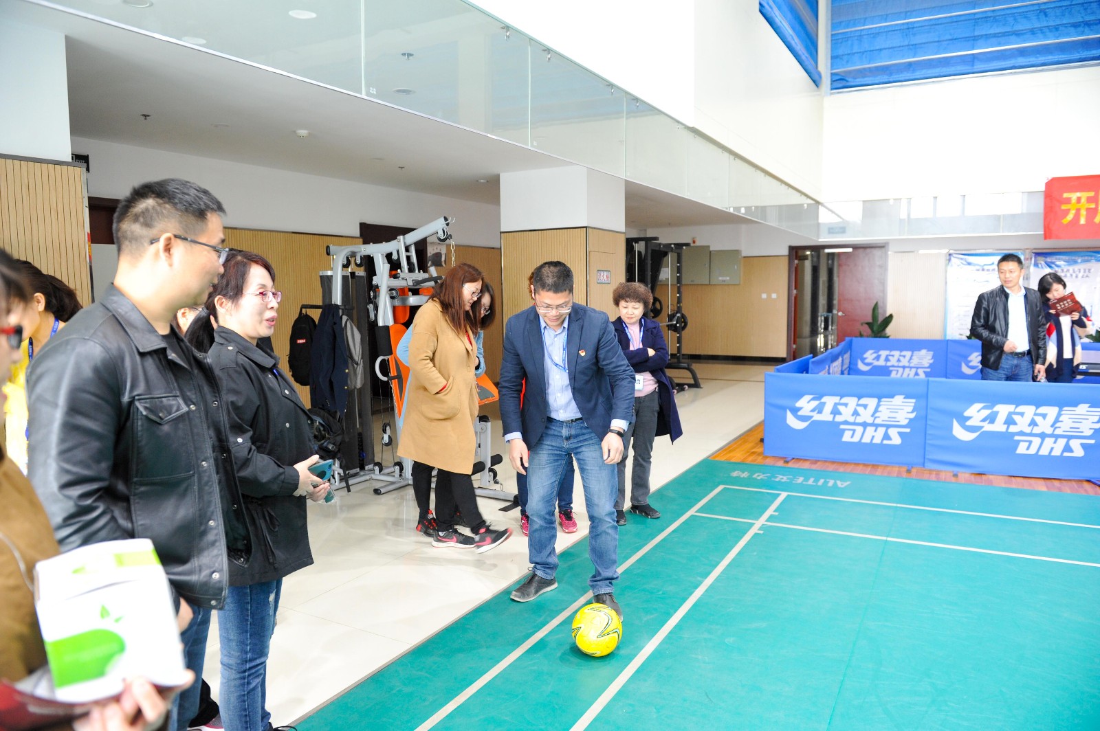公司文體協(xié)會組織的足球射門活動.jpg