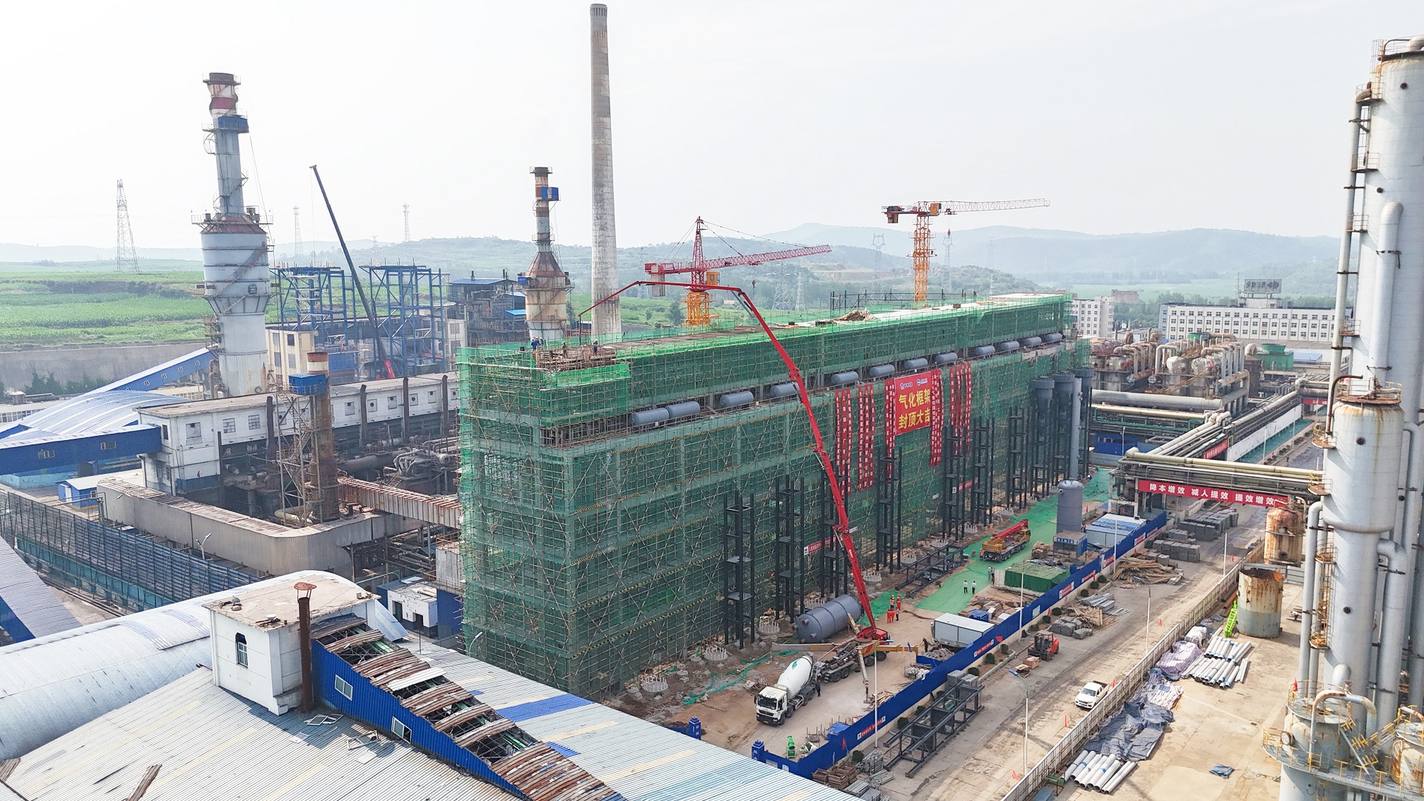 山西晉豐項(xiàng)目氣化裝置封頂 (1).jpg